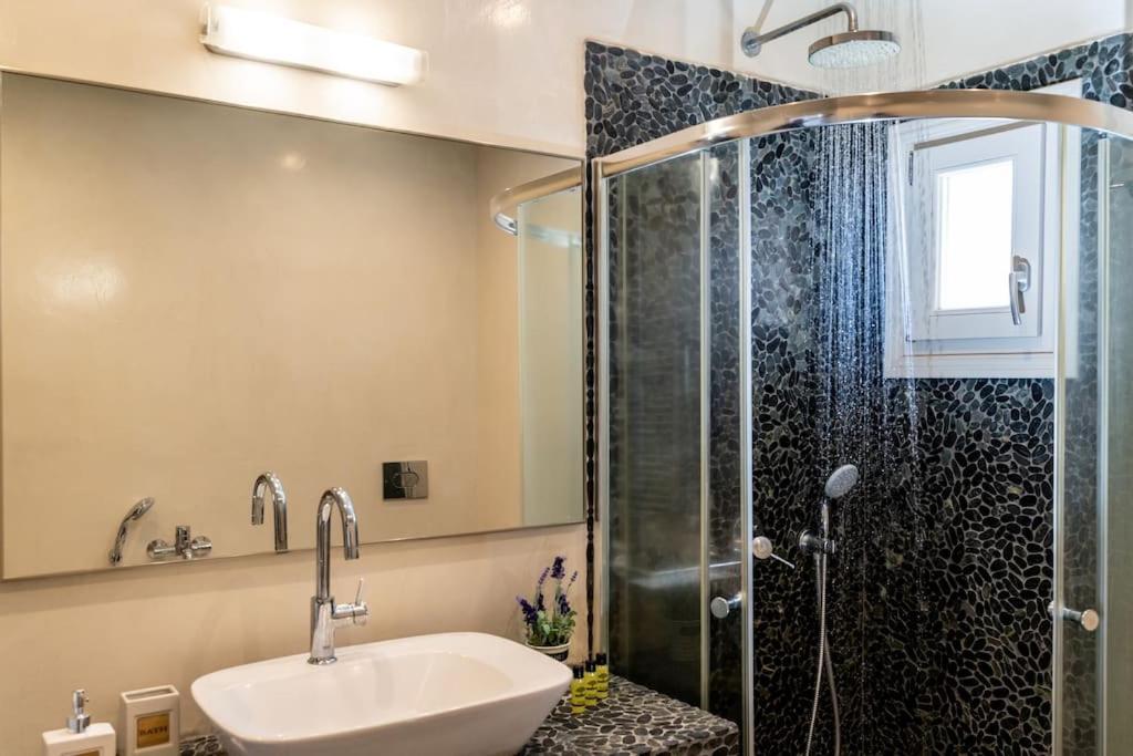 In The Heart Of Fira & Free Pool - Nychteri Suite Exterior foto