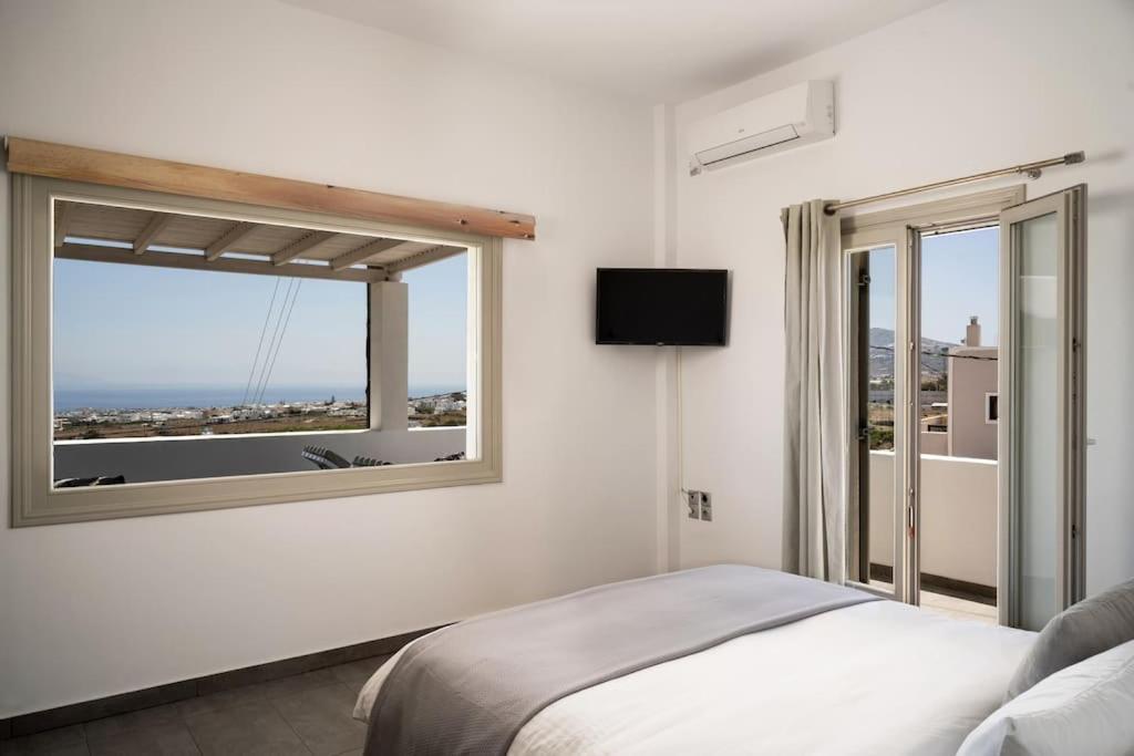 In The Heart Of Fira & Free Pool - Nychteri Suite Exterior foto