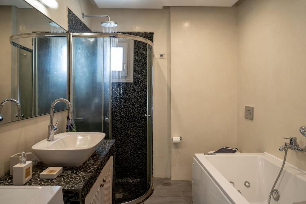 In The Heart Of Fira & Free Pool - Nychteri Suite Exterior foto